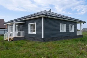 Дом отделаный сайдингом Блок-хаусом Grand Line Акрил графит