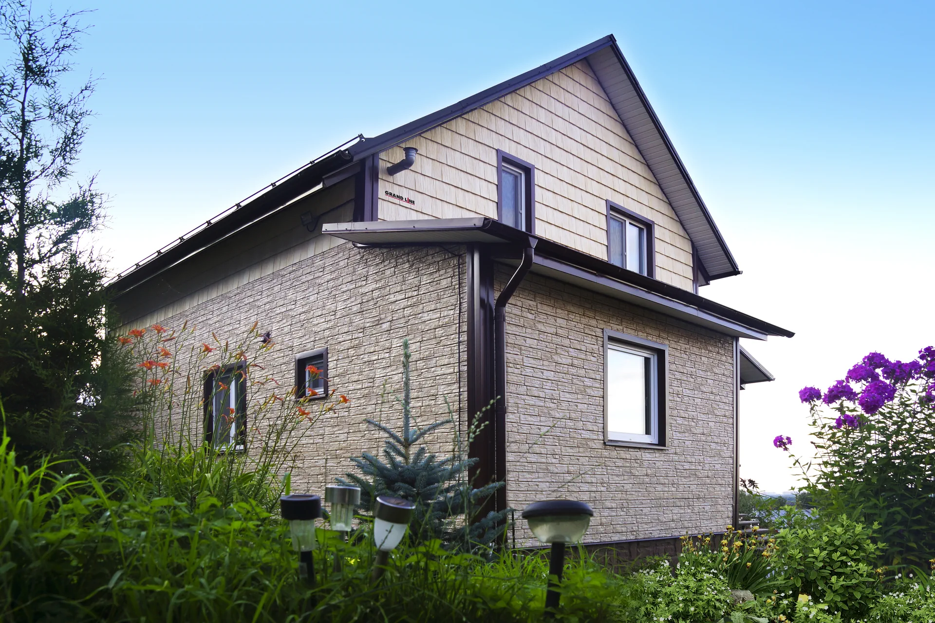 Панель ЯФАСАД Grand Line Сибирская дранка Классика слоновая кость на фасаде дома